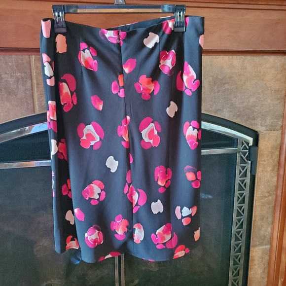 EUC CAbi Petal skirt, sz M - Picture 3 of 3